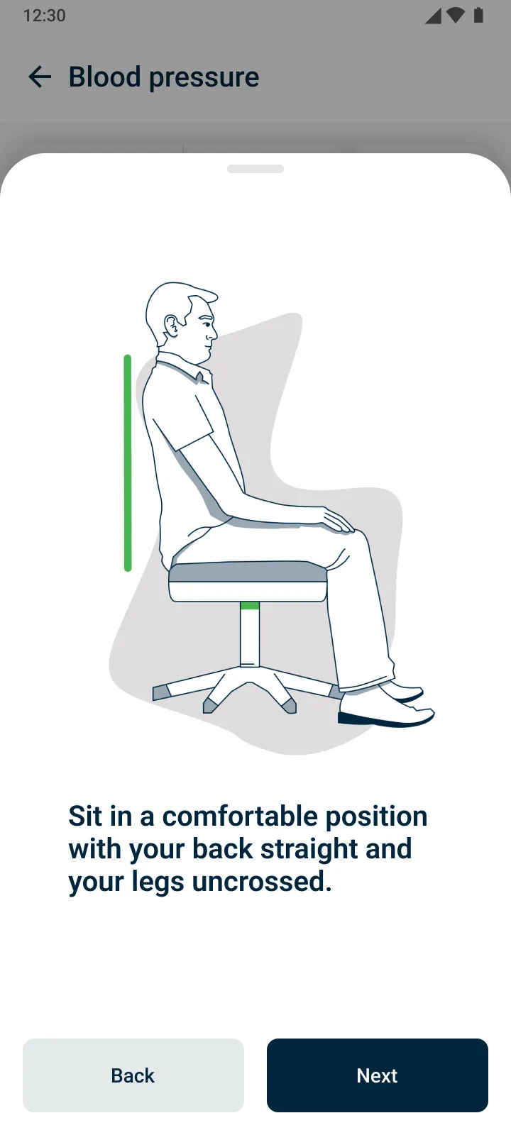 Paso del tutorial que muestra cómo sentarse con la espalda recta y las piernas sin cruzar antes de medir la presión