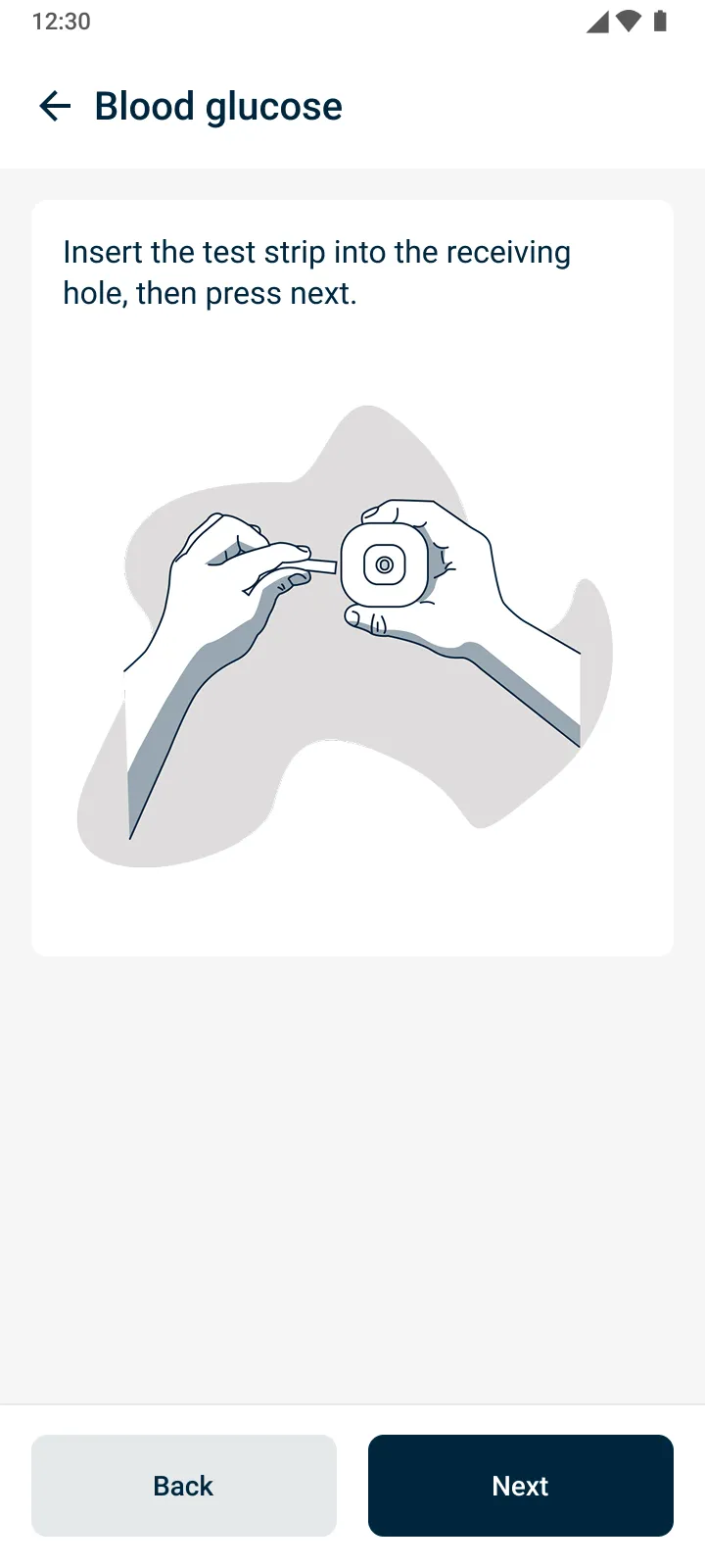 Paso ilustrado para insertar la tira reactiva en el dispositivo